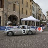 Ein spektakulärer Mercedes 300 SLR mit der Startnummer 345.