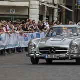 Hunderttausende von Zuschauern stehen bei den zahllosen Durchfahrten in Orten und Städten am Straßenrand.