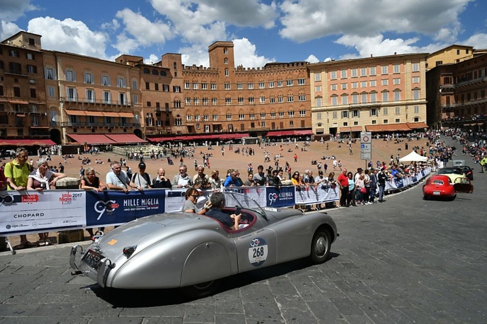 Die Durchfahrt auf der großen Piazza von Siena ist jedes Jahr eines der Highlights. Die Durchfahrt auf der großen Piazza von Siena ist jedes Jahr eines der Highlights.