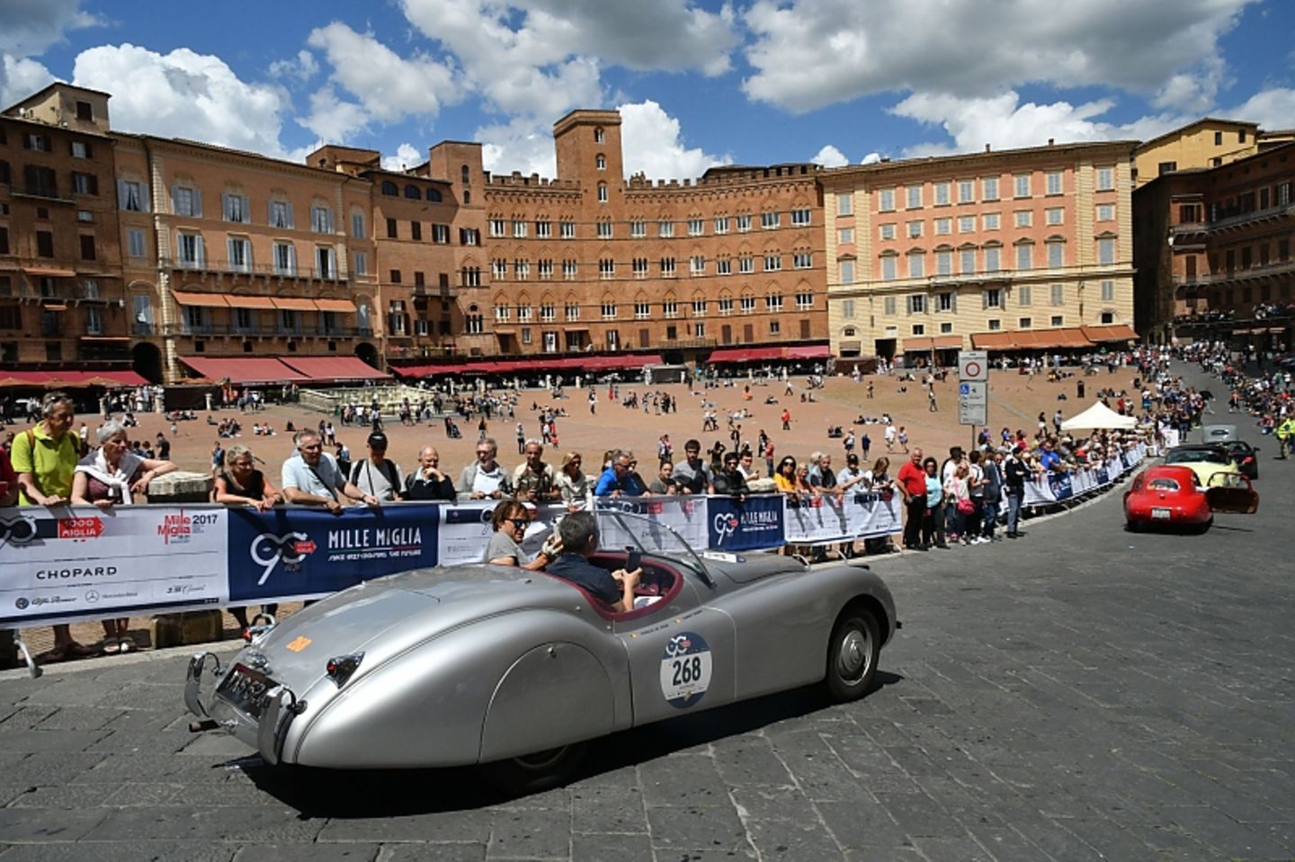 Die Durchfahrt auf der großen Piazza von Siena ist jedes Jahr eines der Highlights.