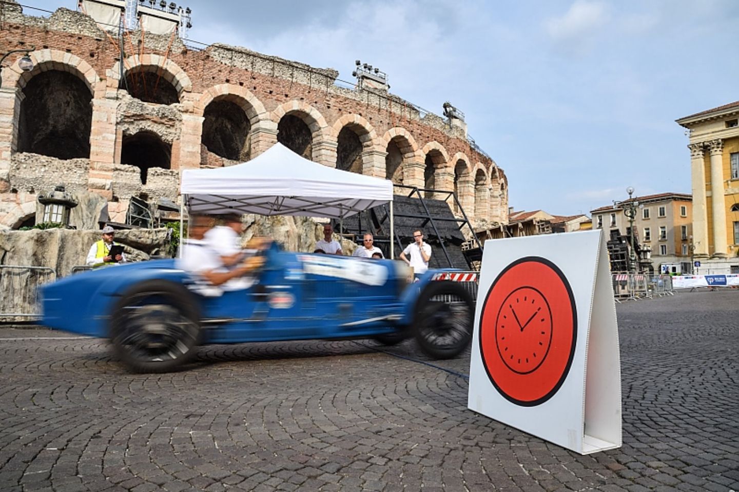 Die Mille Miglia ist seit ihrer Neuauflage im Jahre 1977 eine Gleichmäßigkeitsfahrt mit rund 120 Prüfungen.