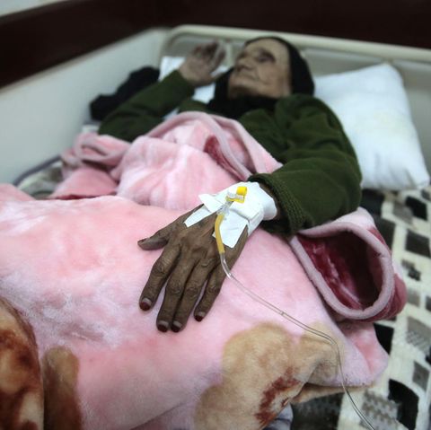 Eine ältere Frau wird in einem Krankenhaus im Jemen behandelt. Die WHO zählt immer mehr Cholera-Erkrankungen.