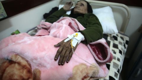 Eine ältere Frau wird in einem Krankenhaus im Jemen behandelt. Die WHO zählt immer mehr Cholera-Erkrankungen.