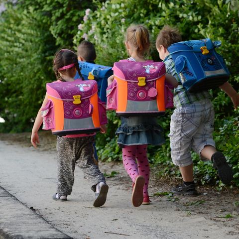 Vier Kinder in Berlin auf dem Schulweg