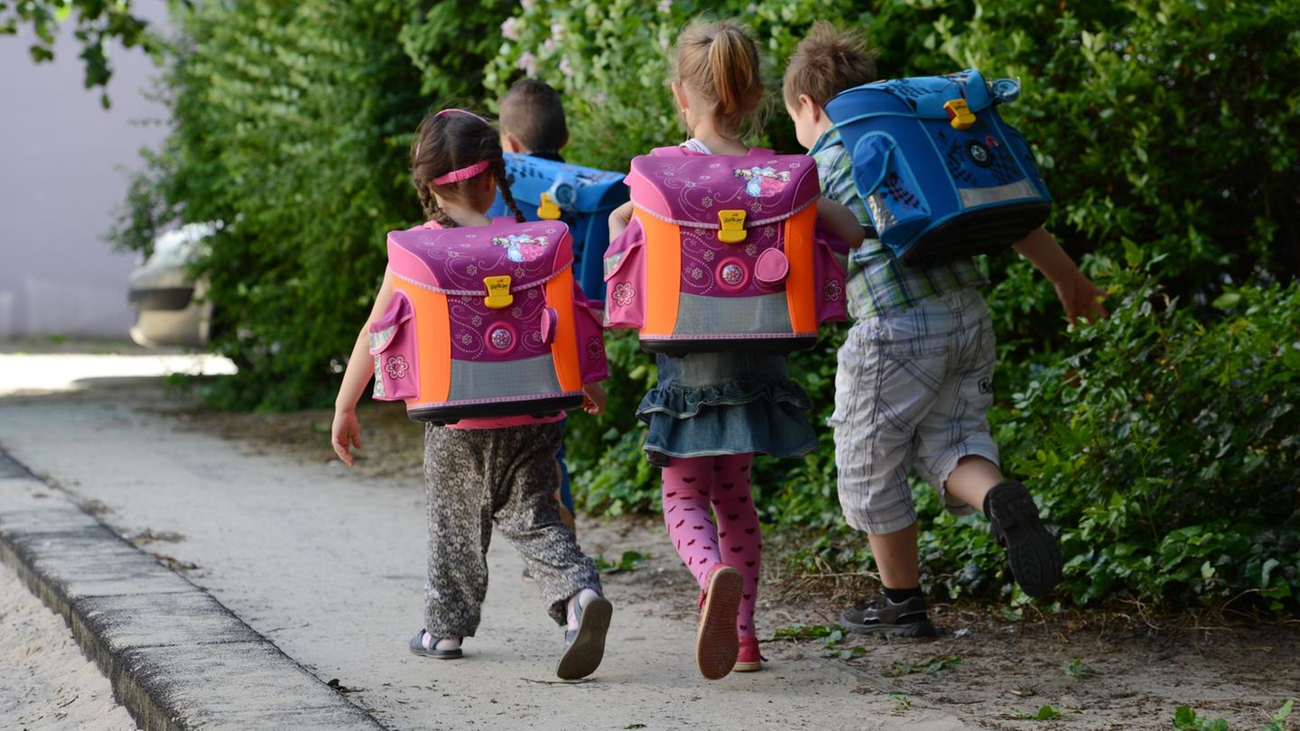 Vier Kinder in Berlin auf dem Schulweg
