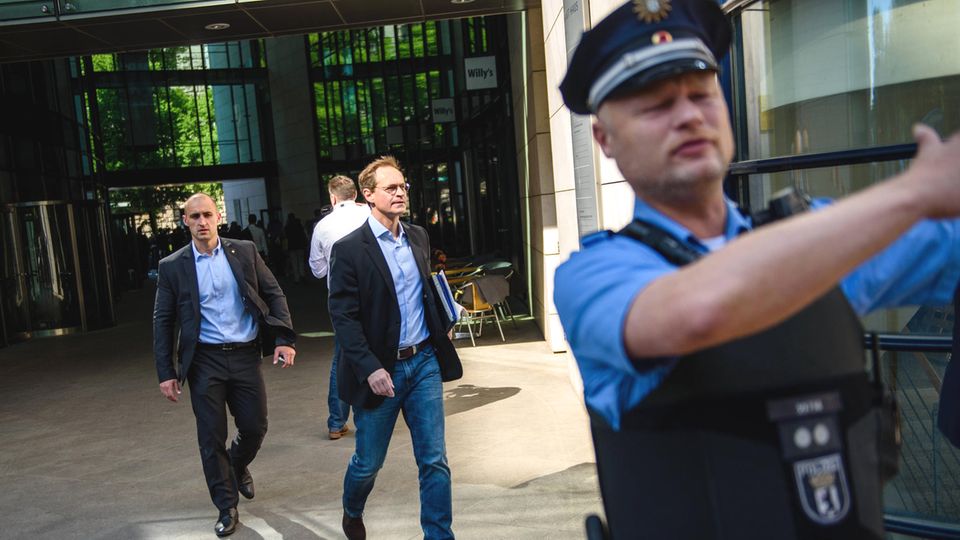 Auch der Bürgermeister muss raus: Michael Müller (SPD) verlässt während des Polizeieinsatzes das Willy-Brandt-Haus in Berlin