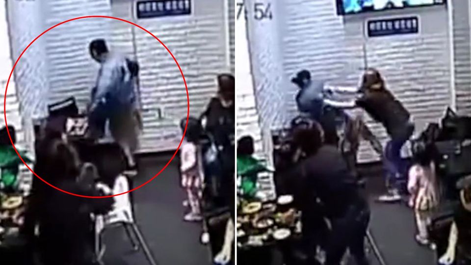 Erst trat die Studentin gegen den Stuhl, hinter dem sich ein kleines Mädchen versteckte (l.), dann lieferte sie sich einen Kampf mit der Mutter der Kleinen