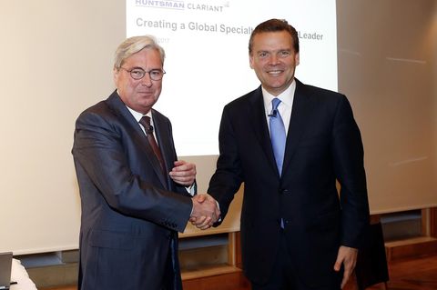 Hariolf Kottmann, CEO Clariant, und Peter R. Huntsman, Präsident und CEO von Huntsman, geben sich die Hand.