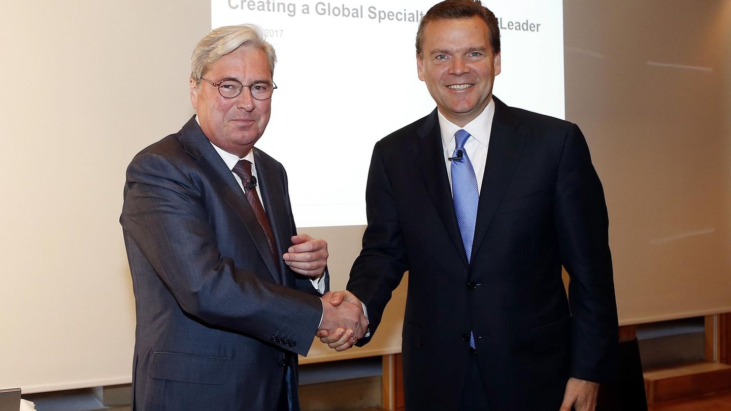 Hariolf Kottmann, CEO Clariant, und Peter R. Huntsman, Präsident und CEO von Huntsman, geben sich die Hand.