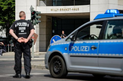 Polizisten sperren in Berlin eine Kreuzung vor der SPD-Parteizentrale