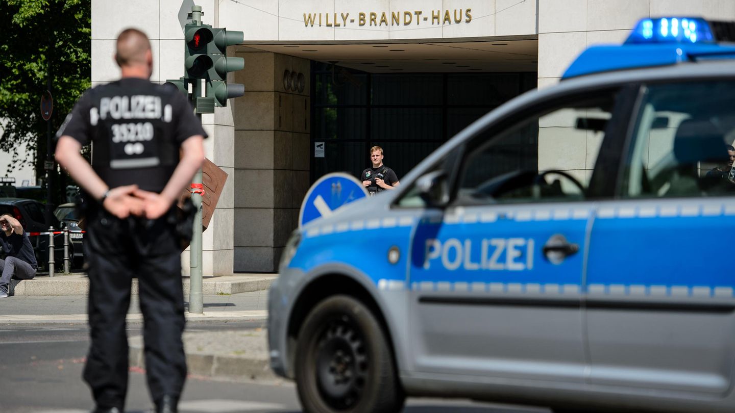 Polizisten sperren in Berlin eine Kreuzung vor der SPD-Parteizentrale