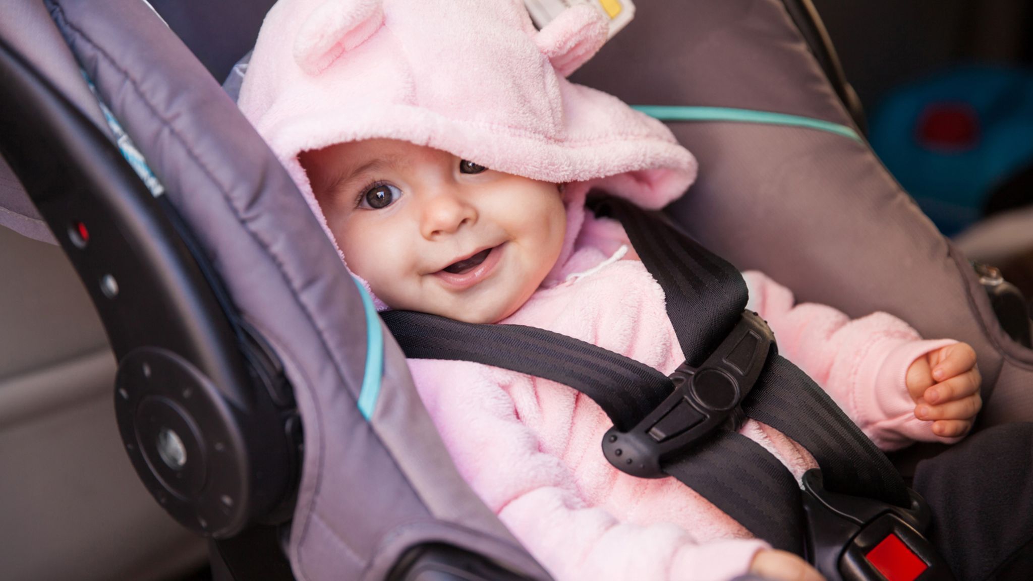 Kindersitze bei Warentest – eine Babyschale flog beim Crash durchs Auto