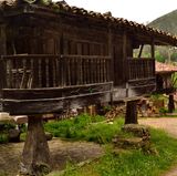 Baukunst im Alltag  Die Getreidespeicher mit ihren raffinierten Stützen zur Abwehr der Nagetiere sind ein Wahrzeichen Asturiens. Sie finden sich sonst nur noch in Galizien und Nordportugal.