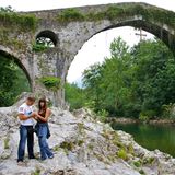 Aufbruch in Cangas de Onís  Hier versorgen sich die Aktivurlauber: Mit Kajaks und Kanus, um den Fluss Sella bis zur Mündung bei Ribadesella hinunter zu paddeln, mit Pferden oder Quads, um mehr oder minder naturverbunden das Vorgebirge zu durchstreifen, mit Wanderstiefeln oder Bergmontur, um die nahen Gipfel zu bezwingen. Die Picos de Europa, nur dreißig Kilometer vom Meer entfernt, ragen bis 2600 Meter auf. Seit der lokale Held Pelayo im nahen Covadonga 722 einen Trupp Mauren in die Flucht geschlagen hat, ist der stark besuchte Ort für alle Spanier Kult.    Pelayos Kreuz ziert Asturiens Wappen, hängt von der romanischen Brücke in Cangas und vielen Landeskindern um den Hals. Hat man den Wallfahrtsort hinter sich gelassen, geht es steil hinauf durch Buchenwälder, Heidelandschaften und Hochweiden, in ein Naturareal mit Greifvögeln, Wölfen und den letzten Bären, die mit Peilsendern überwacht werden.