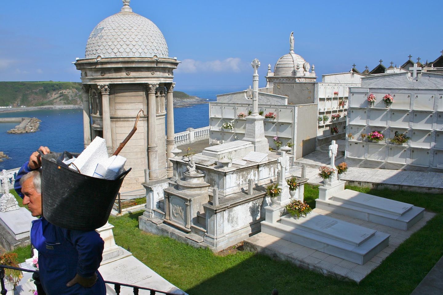Bilderbuchstadt Luarca  Pittoresk wie viele der kleinen Hafenstädte zieht sich Luarca an der Steilküste empor, in die sich der Fluss Negro seinen kurvigen Lauf gegraben hat. An seiner Mündung bleibt Platz für kleine Strände, die im Verlauf der mächtigen Tide mal mehr, mal weniger von ihrem Sand zeigen. Besonders prächtig erhebt sich der Friedhof über der Stadt. Walfänger und erfolgreiche Heimkehrer aus Lateinamerika, die im Ort stattliche Häuser hinterlassen haben, sind hier begraben.