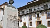 Villaviciosa, die Kapitale des Apfels  Das propere Villaviciosa liegt am Fluss gleichen Namens inmitten der fruchtbarsten Landschaft Asturiens. Wichtigstes Produkt ist der Apfel und der Schaumwein, der aus ihm gewonnen wird. Mit einigem Aufwand gedenkt die Kleinstadt der Tatsache, dass der Mantel der Weltgeschichte sie vor 500 Jahren gestreift hat. Im September 1517 betrat der Habsburger Carlos I. als erster König Gesamtspaniens in Tazones, einem zu Villaviciosa gehörenden Hafenort, den Boden seines neuen Reiches. Als Kaiser Karl V. herrschte er wenig später über ein Reich, in dem die Sonne nicht unterging.