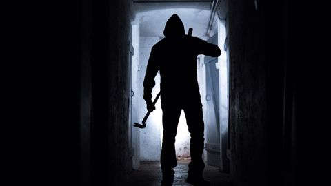 Ein fiktiver Einbrecher läuft im Keller eines Wohnhauses. Die Polizei in München hat einen Einbrecherclan gefasst. (Symbolbild)