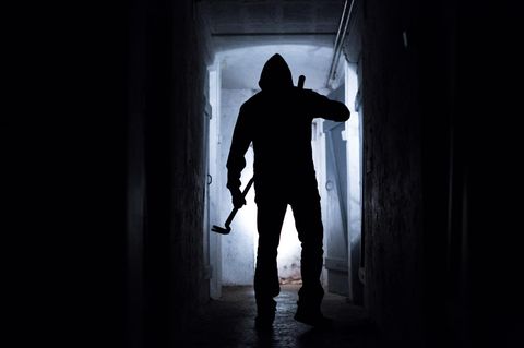 Ein fiktiver Einbrecher läuft im Keller eines Wohnhauses. Die Polizei in München hat einen Einbrecherclan gefasst. (Symbolbild)