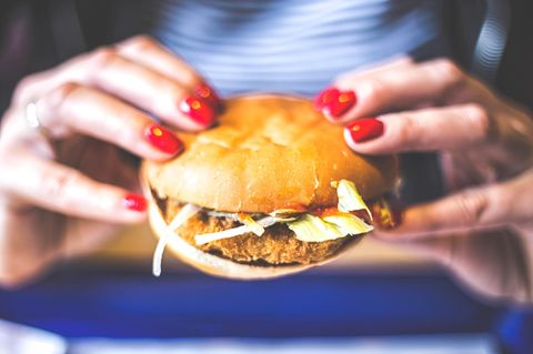 Leider lecker: Burger, dick belegt mit einem Patty und Majo