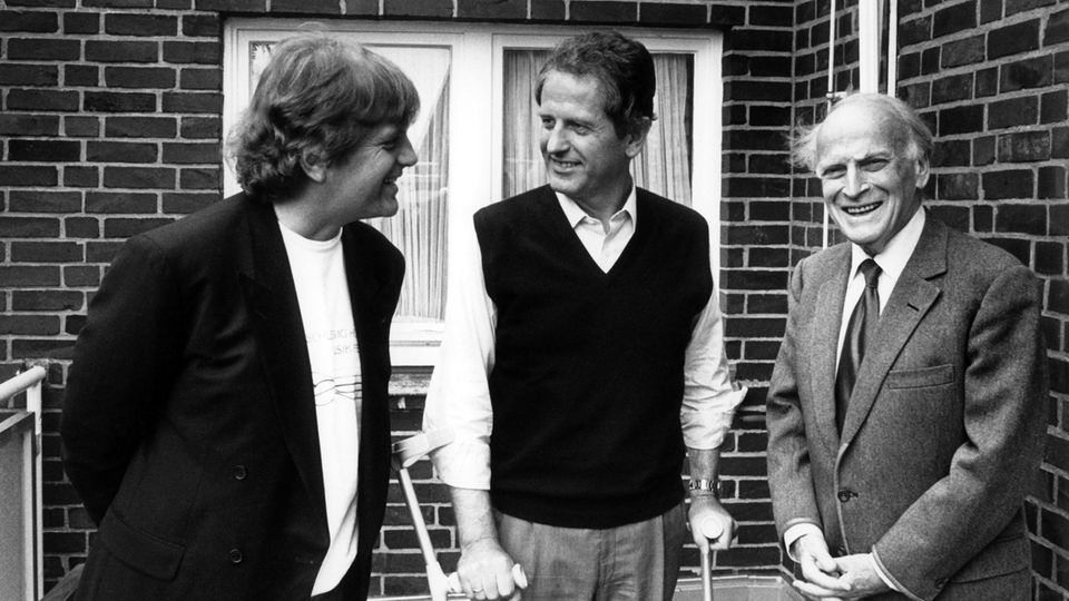 Kann auf Krücken im Juli 1987 wieder laufen: Uwe Barschel  mit Justus Frantz und Yehudi Menuhin