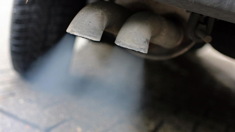 Abgase aus einem Diesel-Fahrzeug - Fahrverbote führen zu hohem Wertverlust bei Gebrauchtwagen