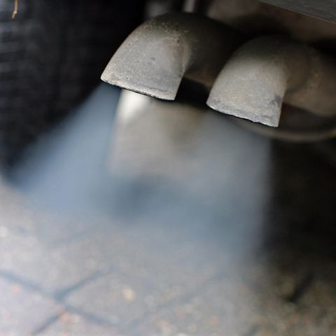 Abgase aus einem Diesel-Fahrzeug - Fahrverbote führen zu hohem Wertverlust bei Gebrauchtwagen