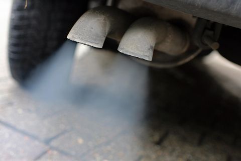 Abgase aus einem Diesel-Fahrzeug - Fahrverbote führen zu hohem Wertverlust bei Gebrauchtwagen
