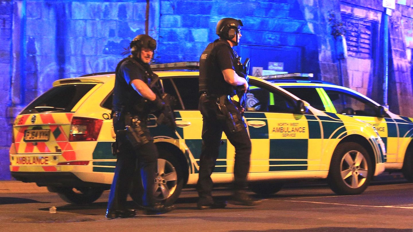 Schwer bewaffnete Polizisten sichern nach der Explosion die Manchester Arena
