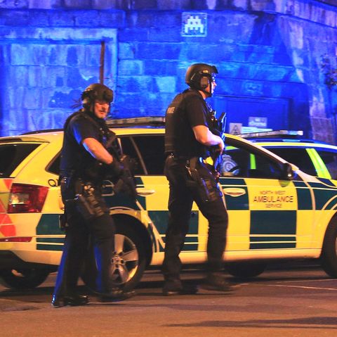 Schwer bewaffnete Polizisten sichern nach der Explosion die Manchester Arena