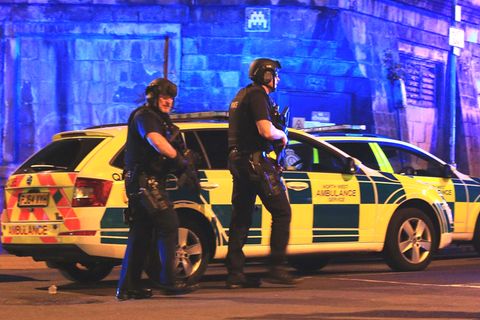 Schwer bewaffnete Polizisten sichern nach der Explosion die Manchester Arena