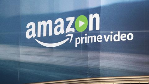 Das Logo von Amazon Prime Video auf einem Großplakat in Berlin