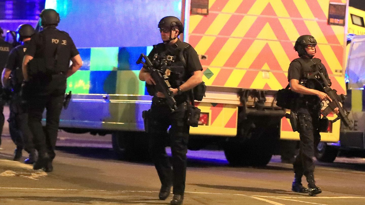 Schwer bewaffnete Polizisten sichern das Areal um die Arena in Manchester