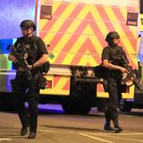 Schwer bewaffnete Polizisten sichern das Areal um die Arena in Manchester