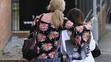 Eine Mutter verlässt mit ihrer 14 Jahre alten Tochter das Park-Inn-Hotel, wo sie nach dem Anschlag Zuflucht gefunden hatten