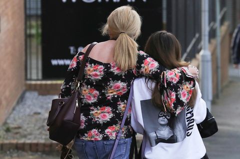 Eine Mutter verlässt mit ihrer 14 Jahre alten Tochter das Park-Inn-Hotel, wo sie nach dem Anschlag Zuflucht gefunden hatten