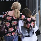 Eine Mutter verlässt mit ihrer 14 Jahre alten Tochter das Park-Inn-Hotel, wo sie nach dem Anschlag Zuflucht gefunden hatten