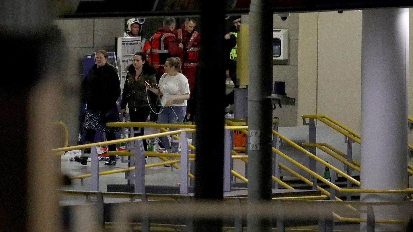 Geschockte Menschen am Bahnhof Victoria Station nahe der Manchester Arena