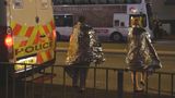 Konzertbesucher schützen sich mit Rettungsfolien vor der Kälte