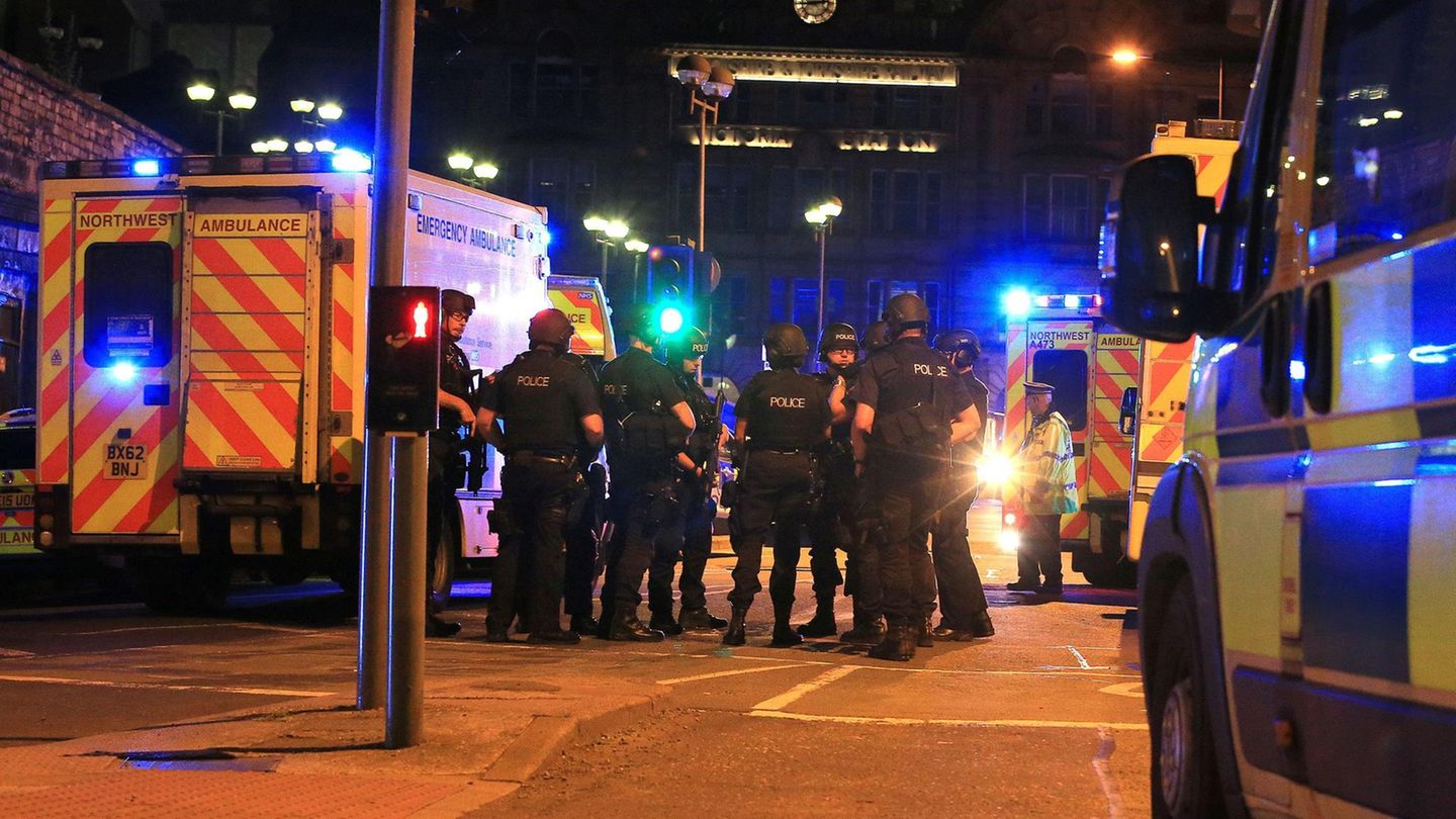 Einsatzbesprechung der angerückten Polizeikräfte