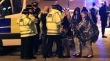 Einsatzkräfte kümmern sich um geschockte Ariana-Grande-Fans