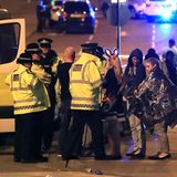 Einsatzkräfte kümmern sich um geschockte Ariana-Grande-Fans