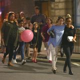 Konzertbesucher verlassen eilig den Anschlagsort