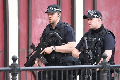 Bewaffnete Polizisten nahe der Manchester Arena auf Patrouille
