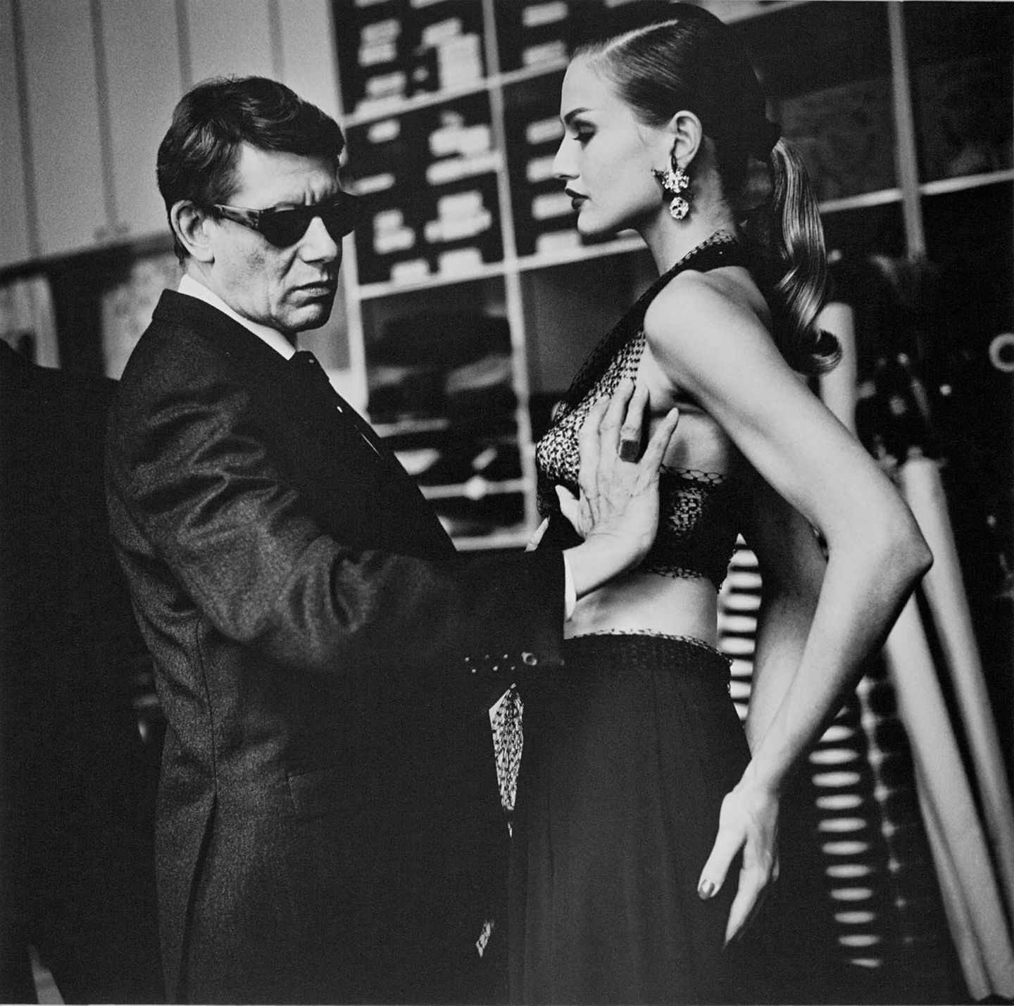 Mario Testino, Helmut Newton, Jean Pigozzi Ausstellung in Berlin Yves Saint Laurent 1991 in seinem Atelier, fotografiert von Helmut Newton