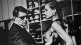 Yves Saint Laurent 1991 in seinem Atelier, fotografiert von Helmut Newton