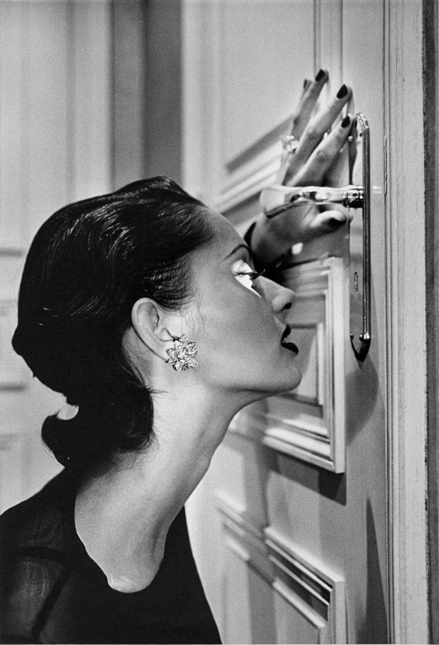 Heather schaut durch ein Schlüsselloch, fotografiert von Helmut Newton 1994 in Paris
