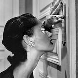 Heather schaut durch ein Schlüsselloch, fotografiert von Helmut Newton 1994 in Paris