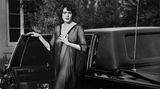 Die Schauspielerin Sean Young fotografiert von Helmut Newton 1990 in Pasadena, Kalifornien