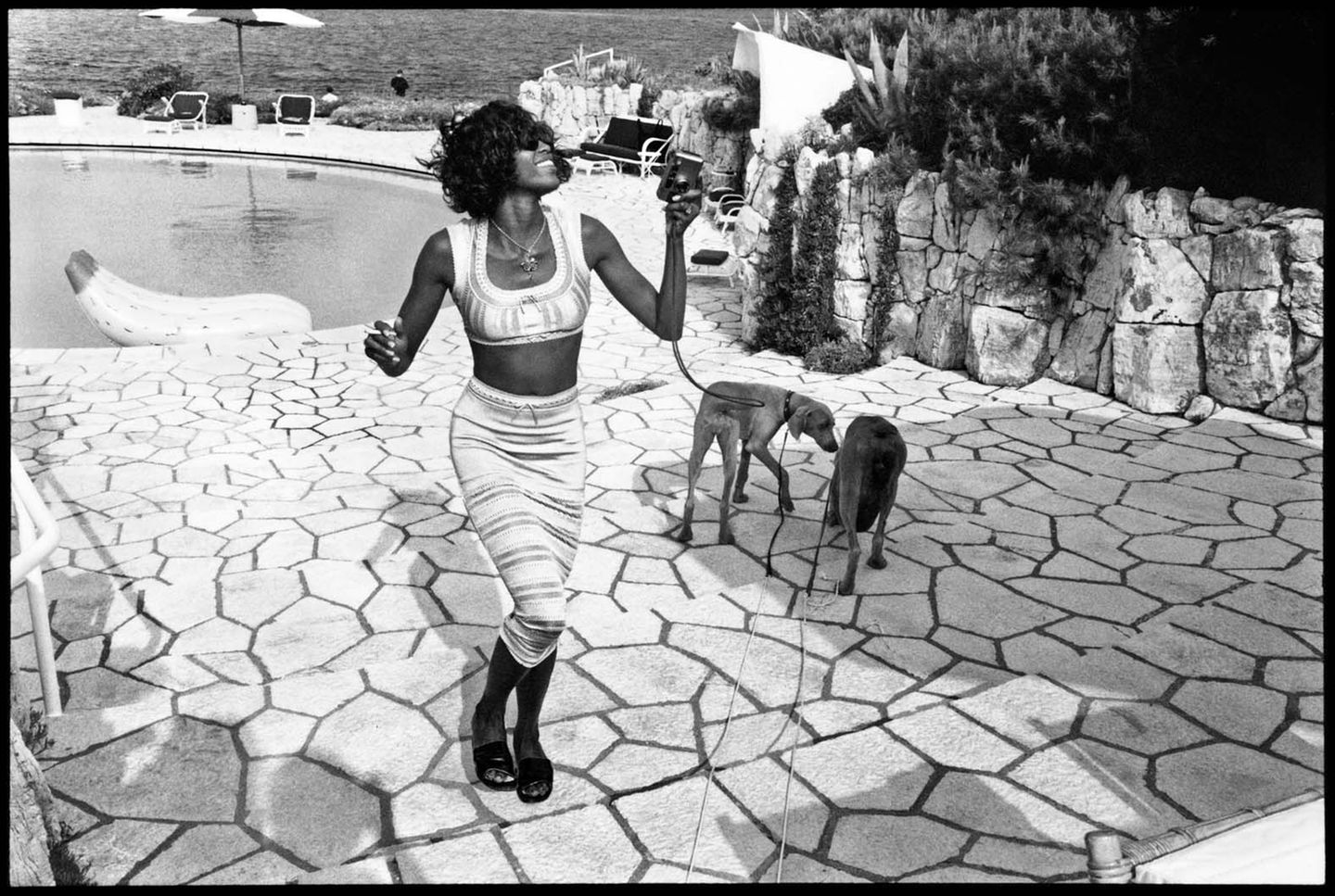 Mario Testino, Helmut Newton, Jean Pigozzi Ausstellung in Berlin Naomi Campbell mit den Hunden Mick und Bono 1993 in Cap d'Antibes