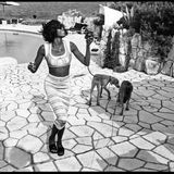 Naomi Campbell mit den Hunden Mick und Bono 1993 in Cap d'Antibes